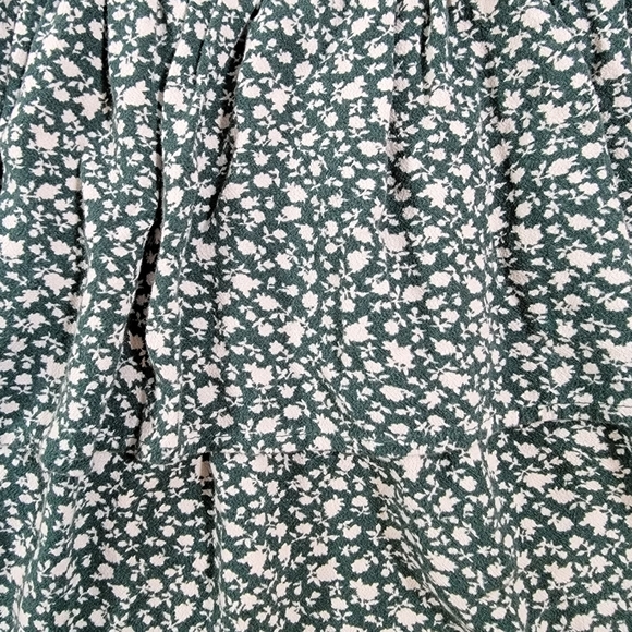 American Eagle Size Med Womens Shirt. Green and Cream Floral - Picture 3 of 6